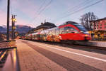 4024 122-6  Sonnenstadt Lienz  fährt als S1 4252 (Lienz - Friesach) aus dem Bahnhof Spittal-Millstättersee aus.
Aufgenommen am 17.12.2016.