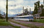 Aus Vordernberg kommend fährt 4030/6030 229 im September 1997 in Leoben-Donawitz ein, dahinter die Hochöfen der Voest Alpine