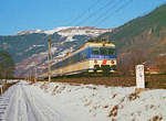 Am 24. Februar 1991 fährt ET 4030 241 bei Hofgastein durch das Gasteinertal. 