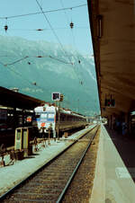 ÖBB 4030.302 wartet vor dem Innsbrucker Hauptbahnhof (Sommer 1983)