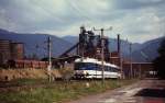 Bei Leoben-Donawitz ist 4030 229-1 im August 1997 nach Vordernberg unterwegs. Die Hochofenanlagen der VOEST-Stahlwerke bilden einen schönen Hintergrund.