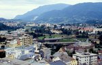 Vom Stadtturm in Villach bot sich um 2000 dieser Blick auf die alte Eisenbahnbrücke über die Drau, ein 4030 ist gerade in Richtung Rosenbach unterwegs. Die Brücke wurde inzwischen durch einen Neubau mit Schallschutzwänden ersetzt.