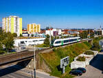 Graz. Zwischen den Dächern vom Grazer Stadtteil  Karlau , rast hier am 23.09.2024 der Stadler-GTW 5062 001 der Steiermarkbahn, in Fahrtrichtung Graz Hauptbahnhof.