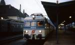 An einem Septemberabend 1981 steht 4130.02 abfahrbereit im Bahnhof St. Veit an der Glan