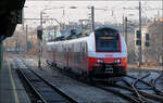 Auf Bahnfoto-Tour durch Wien - eine Chronologie (Mi. 05. Feb. 08:30)

4746 132-1 der Siemens Desiro ML-Familie durchfährt auf Probefahrt auf der Vorortelinie S45 den Bahnhof Wien-Heiligenstadt. 
Der dreiteilige Triebzug hat eine Länge von 75 Meter und kann einer Höchstgeschwindigkeit von 160 km/h erreichen. Seit 2015 ist dieser Triebzug im S-Bahnnetz Wien im Einsatz.

05.02.2025 (M)

