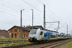 Der Elektrotriebzug 4746 302 bei der Abfahrt vom Bahnhof in Züssow. (Mai 2021)