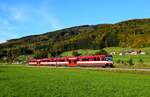 Die SLB Triebzug fährt von Oberndorf nach Salzburg Hbf kurz vor Hst.