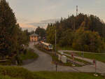 Am Abend des 28.09.2021 war eine unbekannte Himmelstreppe als R6815 auf dem Weg von St. Pölten nach Mariazell. Gerade wurde der Bahnhof von Winterbach verlassen.