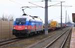 1116 084 mit einem Containerzug bei der Ausfahrt aus dem Bahnhof Marchtrenk am 21. 03. 2009.