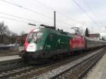 Der Portugal-Taurus 1016 025-7 beim Halt im Bahnhof Prien   am 19.