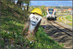 Ostern ists im Land !   Vorbildlich mit Schutzbekleidung wartet der Holzkopf auf den Zug !   Bergla am 20.04.2019