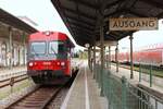 Der  moderne  Triebwagen in Form des 5047 021 steht im historischen Ambiente des Bahnhofs Simbach am Inn und wartet am 2.10.2024 als R5975 auf die Abfahrt nach Neumarkt-Kalham.