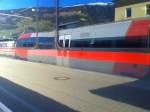 Spiegelbild eines 4024 im railjet 533. (Lienz, 3.4.2015)