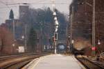 Als kleiner Geheimtipp unter Unseresgleichen gilt Brixlegg in Tirol an der Strecke Kufstein - Wrgl - Jenbach - Innsbruck. Eine kleine, aber feine Station, welche schon nach dem Ausstieg mit Blick zurck Richtung Wrgl ihren Charme durch den Tunnel mit darber thronender Burgruine versprht. Aufgenommen im Dezember 2008... kurz bevor der groe Schnee kam.