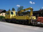 OBW X 628.001 der Bahnmeisterei Wörgl genießt seine Sonntagsruhe auf dem Bahnmeistereigleis 213 vor dem Bahnmeistergebäude in Wörgl Hauptbahnhof Ost am 20.