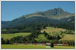 Kurz vor der Einfahrt in den Bahnhof St.Johann in Tirol - REX 1502. Im Hintergrund das Kitzbhler Horn. Foto vom 16.7.2007.