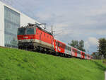 Graz. Aufgrund von Bauarbeiten in Gleisdorf im Herbst 2021, wurden Ersatzzüge zwischen Graz HBF und Graz Ostbf eingerichtet. Die ÖBB 1144 105 ist hier mit dem Ersatzzug in der Lagergasse zu sehen.