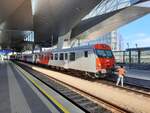 ÖBB 80-73 126-9 als REX 2509 aus Bratislava hl.st., am 16.08.2022 in Wien Hauptbahnhof.