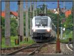 Railjet 1016 034 Spirit of Salzburg mit Zug EC 631 Alpen Adria Universitt fhrt in den Bahnhof Knittelfeld ein.