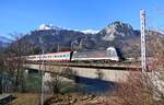 Mit dem EC 88 aus Bologna Centrale überquerte die  Weltrekordlok  1216 025 am 29.01.2024 die Innbrücke kurz vor dem Bahnhof Brixlegg auf ihrer Fahrt nach München Hbf Gl.