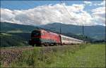 Die Wiener 1116 200  RAILJet  wird mit ihrem OEC 663, Feldkirch - Wien West, bei schwaz von vielen Fotografen auf den Chip gebannt.