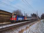 421.379 mit dem Ec 196 bei Km 13,0 kurz vor der Bregenzerachbrcke in Richtung Schweiz Unterwegs frher hieen diese Maschienen Re 4/4 (II) 