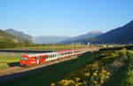 Im letzten Tageslicht fährt der IC 119  Bodensee  (Bregenz - Innsbruck Hbf) am 04.09.2019 bei Flaurling an der Arlbergbahn in Richtung Innsbruck.