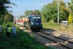 Noch schnell ein Abschiedsfoto, das dachten wahrscheinlich auch die anderen anwesenden Fotografen. Und dann kam die 1116 280  A1  mit dem IC 403  Saris  am falschen Gleis daher. Wien Speising, am 23.09.2009.