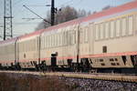 Durch das Gegenlicht wird der Dreck an den Wagen des IC 119 (Münster(Westf) Hbf - Innsbruck Hbf) erst richtig deutlich.