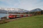 80-73 126 mit R 3408 am Hallsttter See, vor Obersee (29.10.2007)