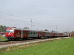 R 3951 mit Steuerwagen 8073 115 voraus
am 02.10.2007 auf dem Weg nach Kirchdorf
kurz vor Wartberg/Kr.