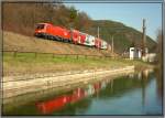 Taurus 1116 216 mit R 9721 von Wien Sdbahnhof nach Payerbach-Reichenau spiegelt sich im Schwarzabach bei Schlglmhl.