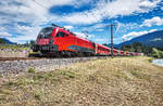 1116 154-6 durchfährt mit dem  ÖFB-railjet  als railjet 533 (Wien Hbf - Lienz) die Haltestelle Berg im Drautal.