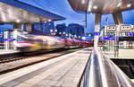 Langzeitbelichtung der 1116 157-9  Gemeinsam.Sicher-Lok , diese soeben mit ihrer railjet-Garnitur in Richtung Abstellbahnhof unterwegs ist.