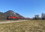 1116 207 am Zugschluss des RJX 161 (Zrich HB - Flughafen Wien) am 05.03.2022 in vorfrhlingshafter Landschaft bei Schaftenau kurz vor Kufstein.