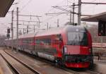 Des Taurus  Gesicht  entliehen: 80-90 704, der Steuerwagen des Railjets, am Ende der Testgarnitur, beim Verlassen des Linzer Haupbahnhofs am 10. November 2008.