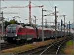 Bei leichtem Nieselregen und vielen Baukrnen im Hintergrund fhrt am 14.09.2010 ein Railjet in den Bahnhof von Linz ein.