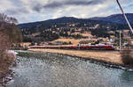 Der railjet 632 durchfährt auf dem Weg von Lienz nach Wien Hbf, die Haltestelle Berg im Drautal.