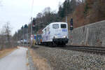 Mit einem Zug des kombinierten Ladungsverkehrs hat die 151 060 der Lokomotion gerade die Einfahrtsignale des Bahnhofs Kufstein aus Richtung Rosenheim passiert.