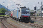 Mit einem langen Zug des kombinierten Verkehrs durchfährt 186 281 der Railpool ohne Halt den Bahn Kufstein Richtung München auf Gleis 2.