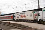 Mozzarella auf Schienen: Dieser schne italienische SCANIA R500 des Mozzarellaherstellers FRANCIA LATTICINI wurde auf der RoLa, von Wrgl nach Trento, im Bahnhof Schwaz abgelichtet.