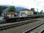 Rns-z am Bhf. Jenbach, im Hintergrund Schwellenzug u. Zillertalbahngebude (2006-08-01)