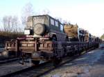 Laads(21814336016_0) mit PUCH-Gelndewagen u.Pandur-Radpanzer steht zur Entladung in Ried i.I. bereit;081204