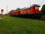 1245-518 lässt die Morgensonne auf den Rücken(Dach)scheinen,und pfeift sozusagen auf die angrenzenden Verkehrsschilder, Bhf Timelkam; 201003