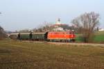 NLB 2143 070-7 am 23.November 2014 mit dem SR 17918 zwischen Pernersdorf und Peigarten. Im Hintergrund die Pfarrkirche Pfaffendorf.