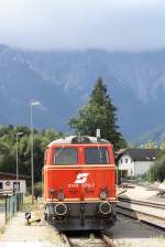 NLB 2143 070-7 am 06.September 2015 vor dem wolkenverhangenen Schneeberg während der Wendepause vom SR 17008 auf SR 17009 im Bf. Puchberg am Schneeberg.