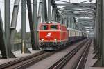 NLB 2143 070-7 am 12.September 2015 mit dem LPNV 34469 bei der Hst. Handelskai.