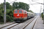 NLB 2143 070-7 mit dem SR 17115 von Ernstbrunn nach Gutenstein am 09.Oktober 2016 bei der Hst. Perchtoldsdorf.