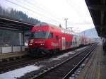 Ein BB-Dosto steht als Hahnenkamm-Express im Bahnhof Kitzbhel.