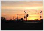 When the sun goes down: Die Aufnahme zeigt brigens REX 7133 von Krems nach Wien am 16.4.2007 kurz nach Muckendorf.